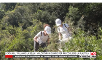 cagliari puliamo la sella volontari in campo per raccogliere la plastica
