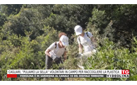 cagliari puliamo la sella volontari in campo per raccogliere la plastica