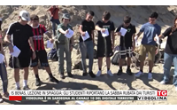 is benas lezione in spiaggia gli studenti riportano la sabbia rubata dai turisti