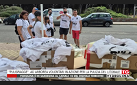pulispiagge ad arborea volontari in azione per la pulizia del litorale