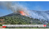 sardegna a fuoco incendi da nord a sud a teulada l intervento di un canadair