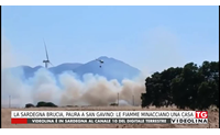 la sardegna brucia paura a san gavino le fiamme minacciano una casa
