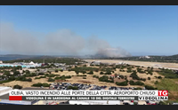 olbia vasto incendio alle porte della citt aeroporto chiuso