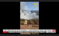 triei paura per un vasto incendio il fuoco minaccia case e una chiesa