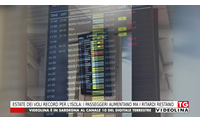 estate dei voli record per l isola i passeggeri aumentano ma i ritardi restano