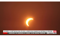 alghero lo spettacolo dell eclissi il porticciolo invaso da centinaia di persone