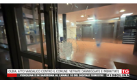 olbia atto vandalico contro il comune vetrate danneggiate e imbrattate