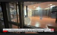 olbia atto vandalico contro il comune vetrate danneggiate e imbrattate