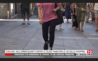 cagliari vele ombreggianti contro il caldo piano per le vie dello shopping