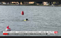 omicidio a olbia i carabinieri cercano in mare l arma del delitto